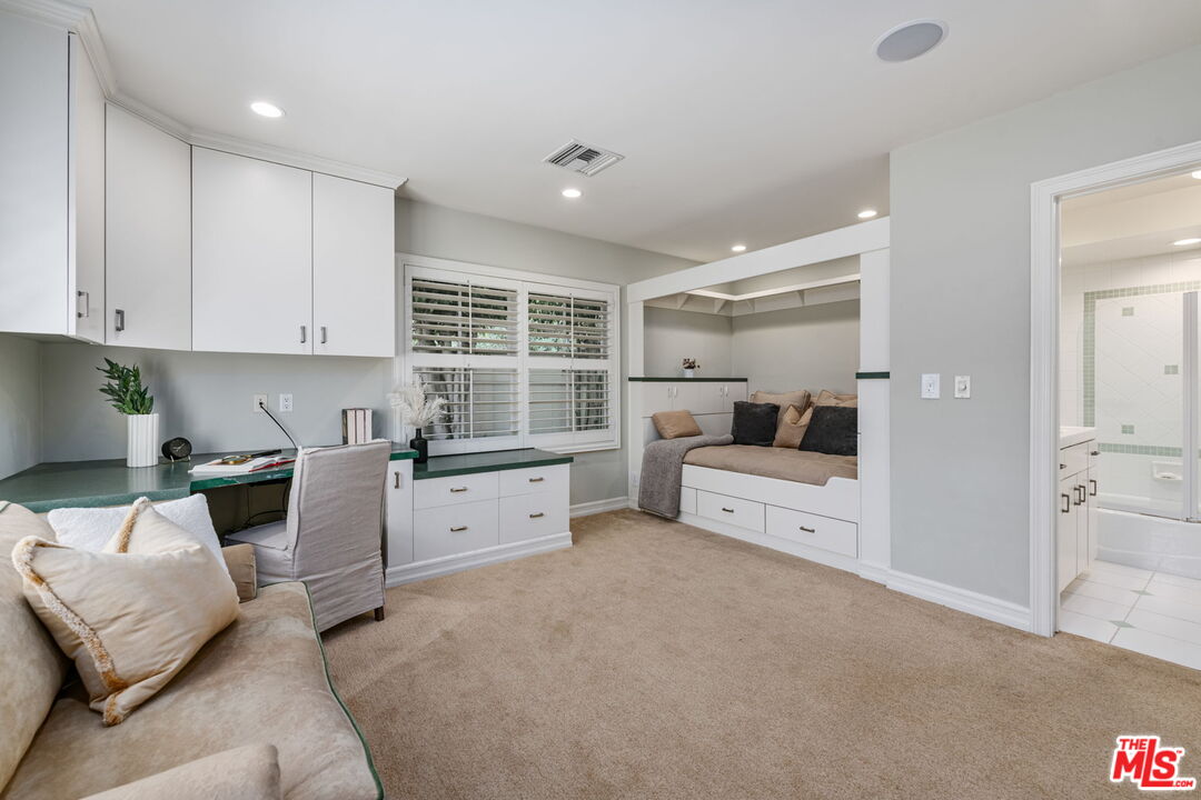 2660 Carman Crest Dr