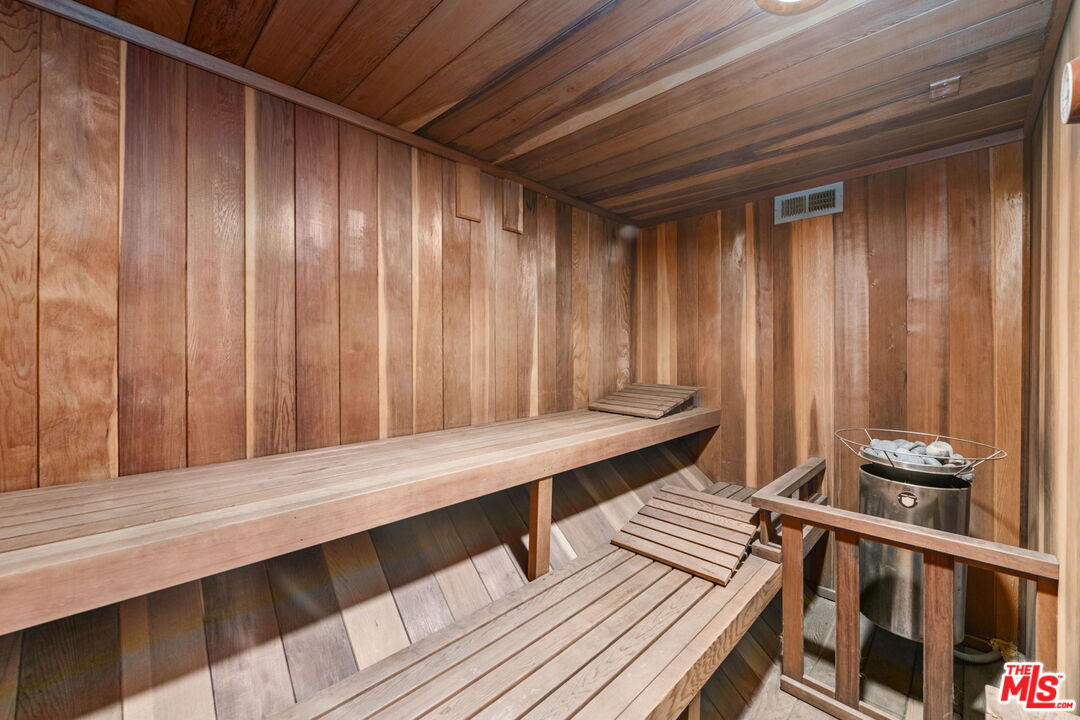 2660 Carman Crest Dr