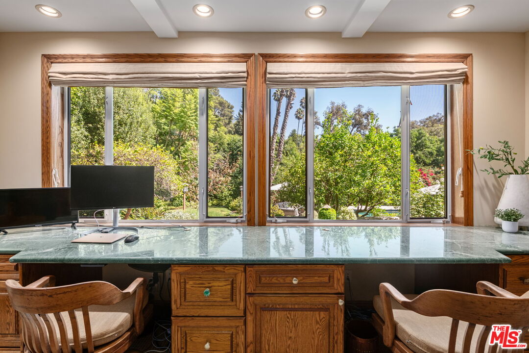 2660 Carman Crest Dr