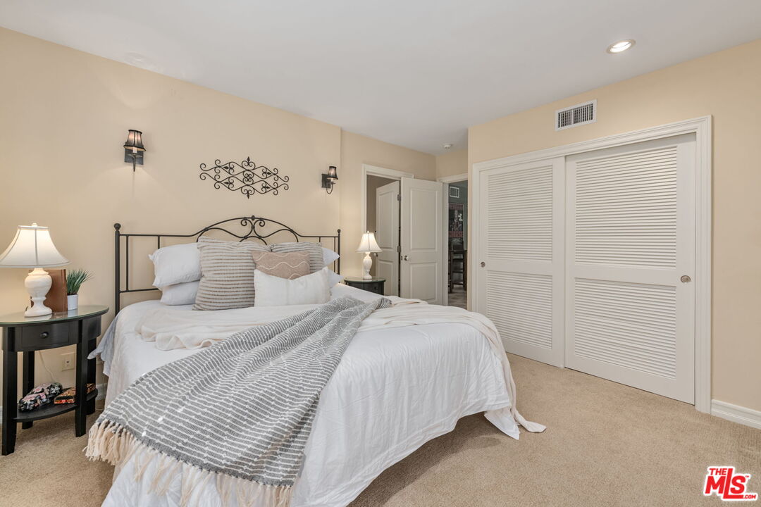 2660 Carman Crest Dr