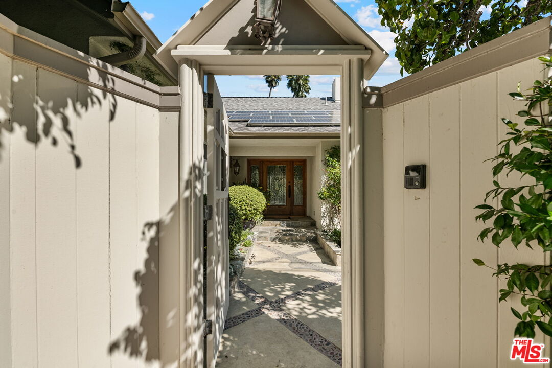 2660 Carman Crest Dr