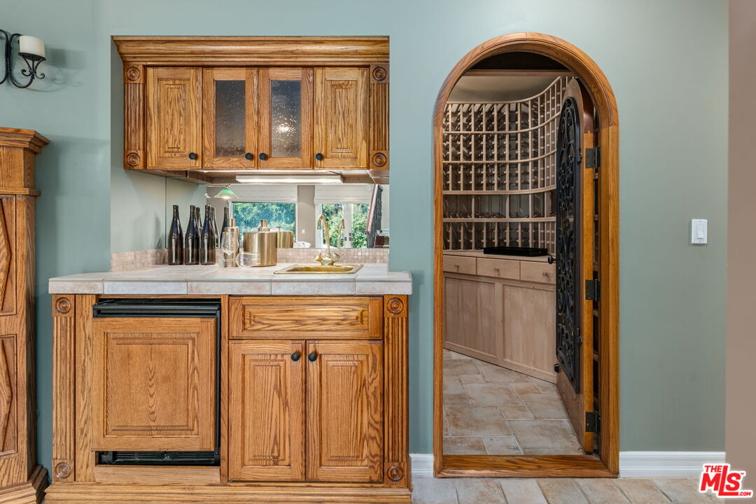 2660 Carman Crest Dr