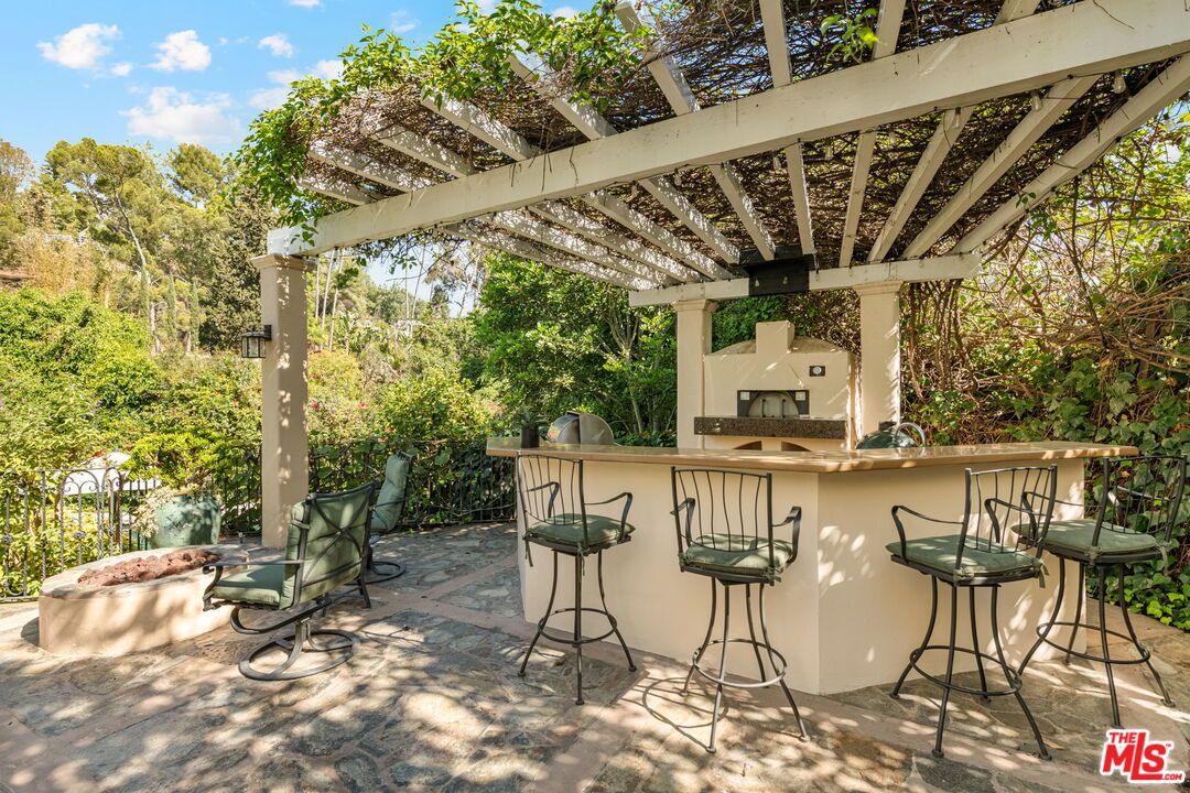 2660 Carman Crest Dr