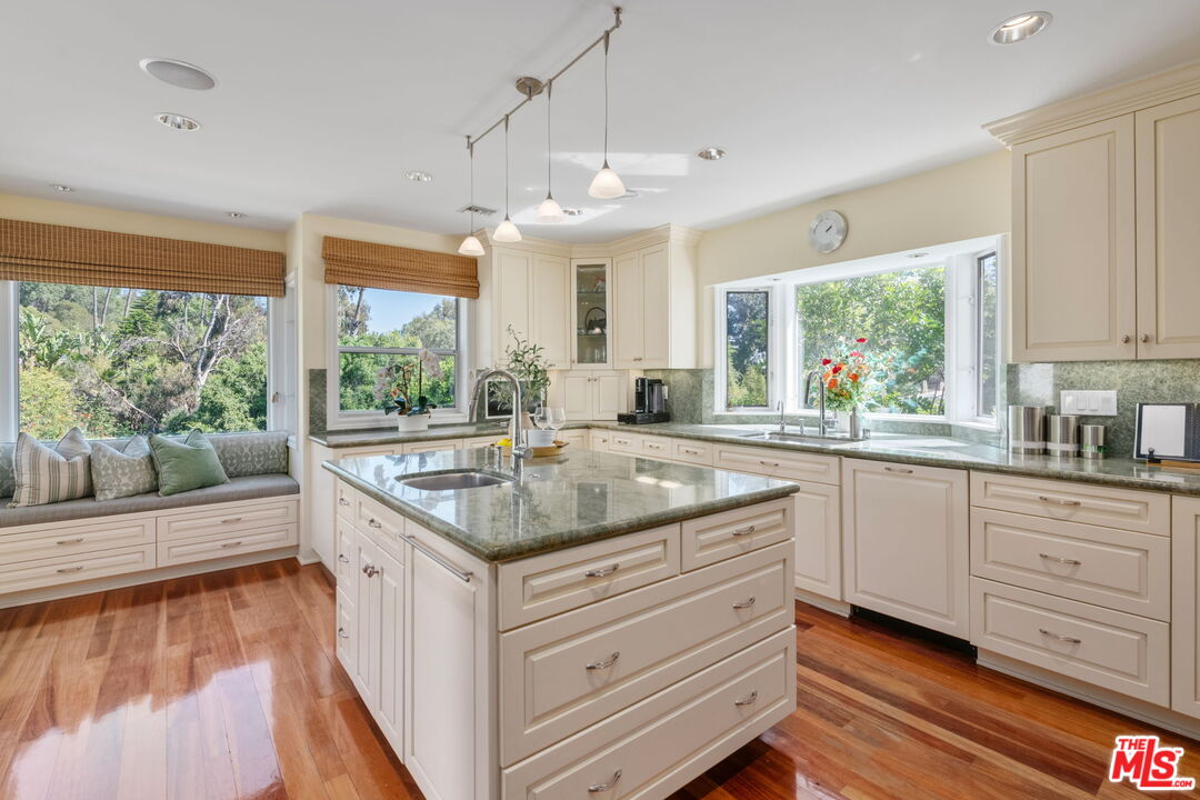 2660 Carman Crest Dr