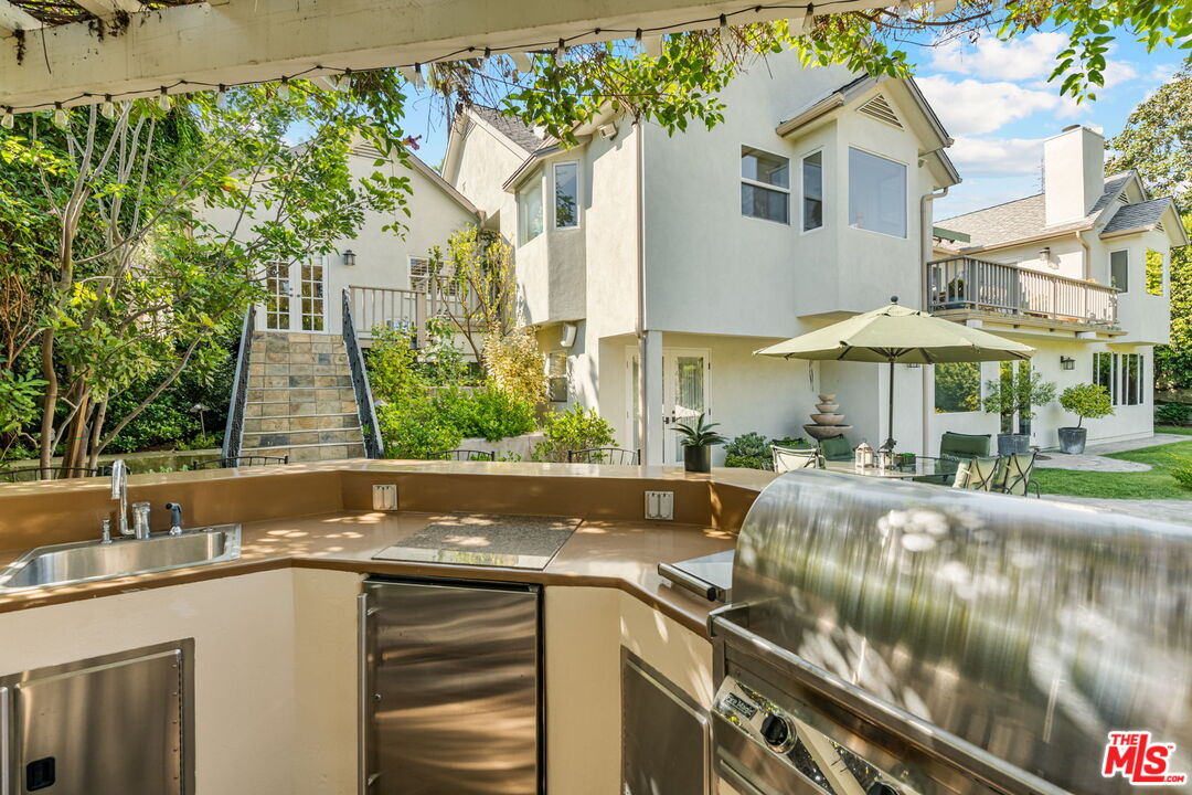 2660 Carman Crest Dr