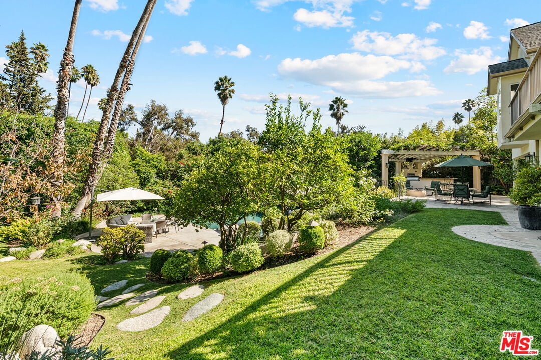 2660 Carman Crest Dr