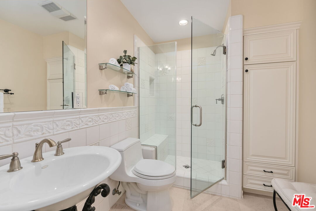 2660 Carman Crest Dr