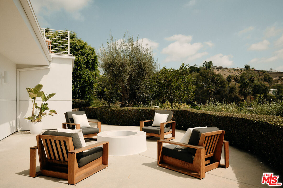 2635 Carman Crest Dr