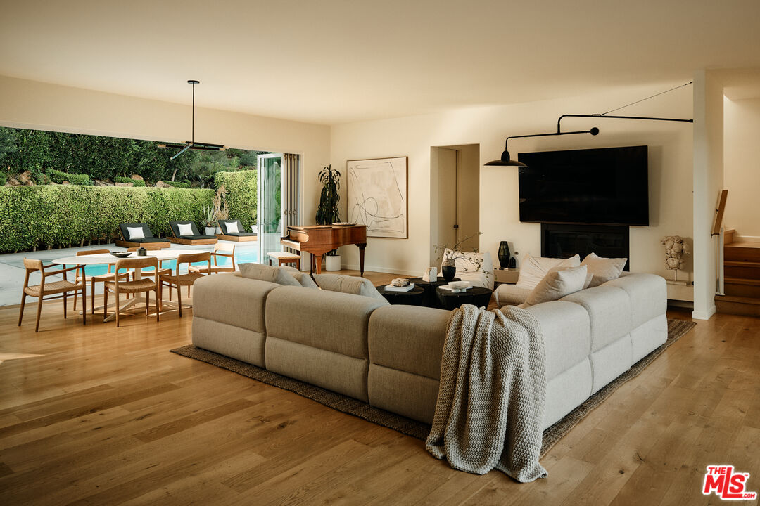 2635 Carman Crest Dr