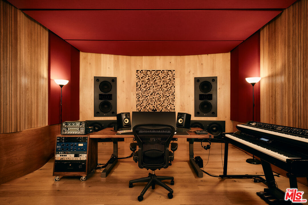 2635 Carman Crest Dr