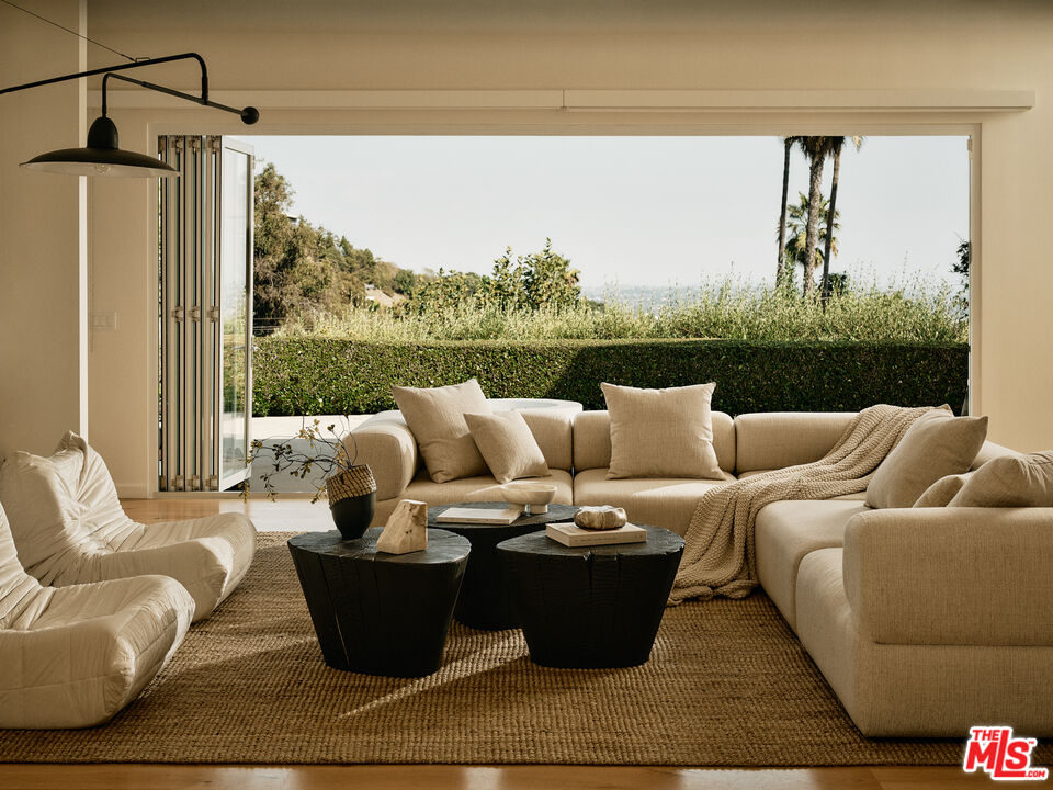 2635 Carman Crest Dr