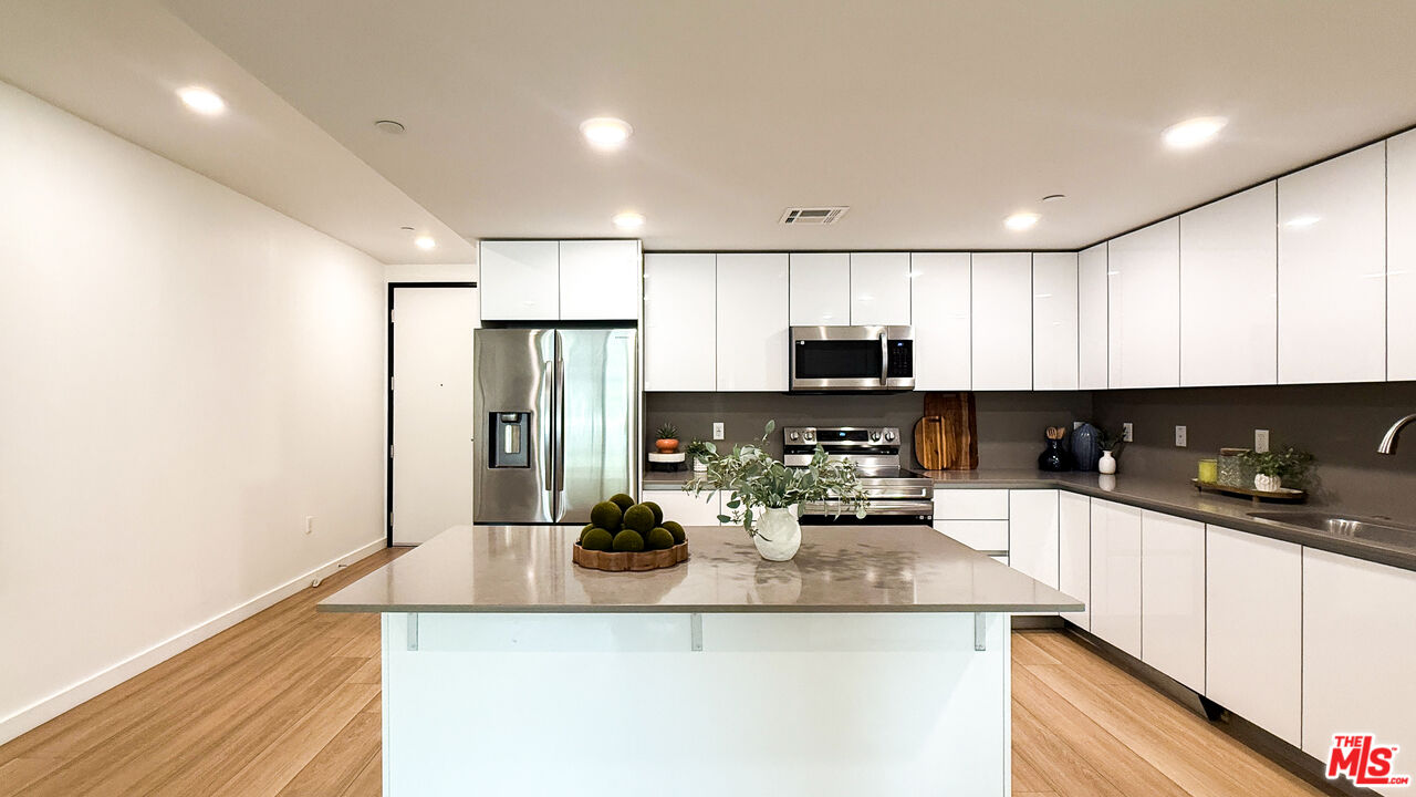 1759 N Gower St Unit: 402