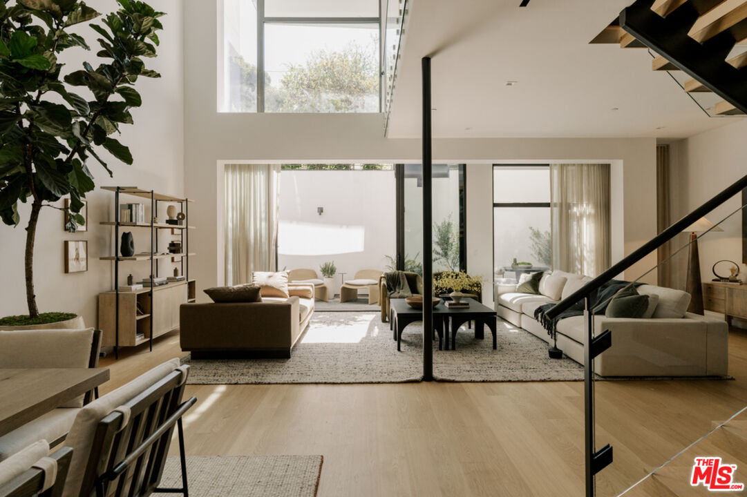 702 N Doheny Dr Unit: TH1