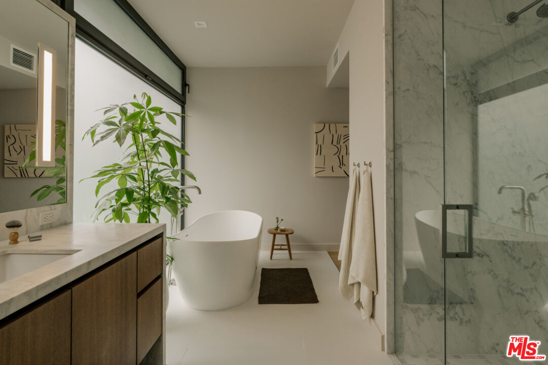 702 N Doheny Dr Unit: TH1