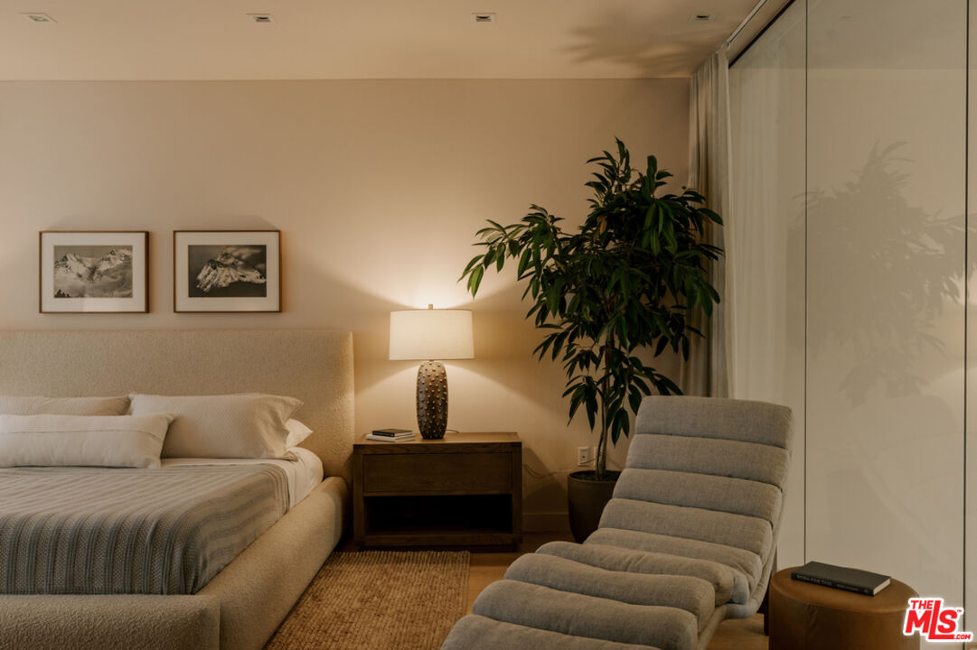 702 N Doheny Dr Unit: TH1