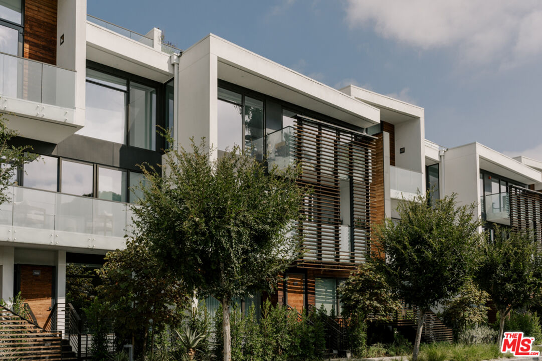 702 N Doheny Dr Unit: TH1