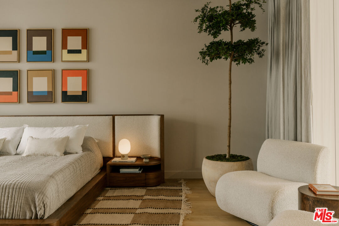 702 N Doheny Dr Unit: TH12