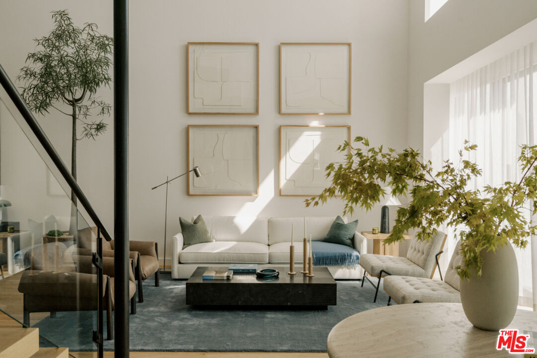 702 N Doheny Dr Unit: TH12