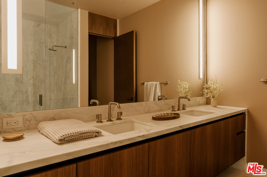 702 N Doheny Dr Unit: TH12