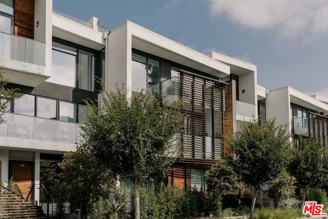 702 N Doheny Dr Unit: TH12