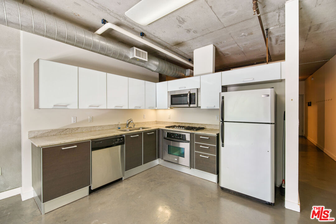 645 W 9th St Unit: 201