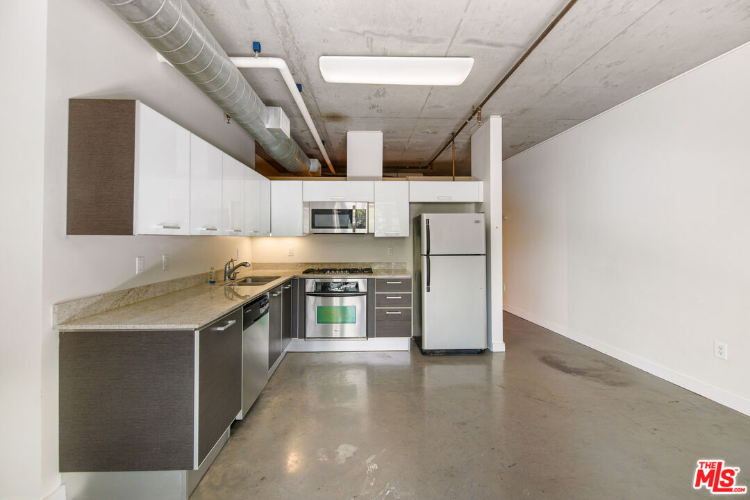 645 W 9th St Unit: 201