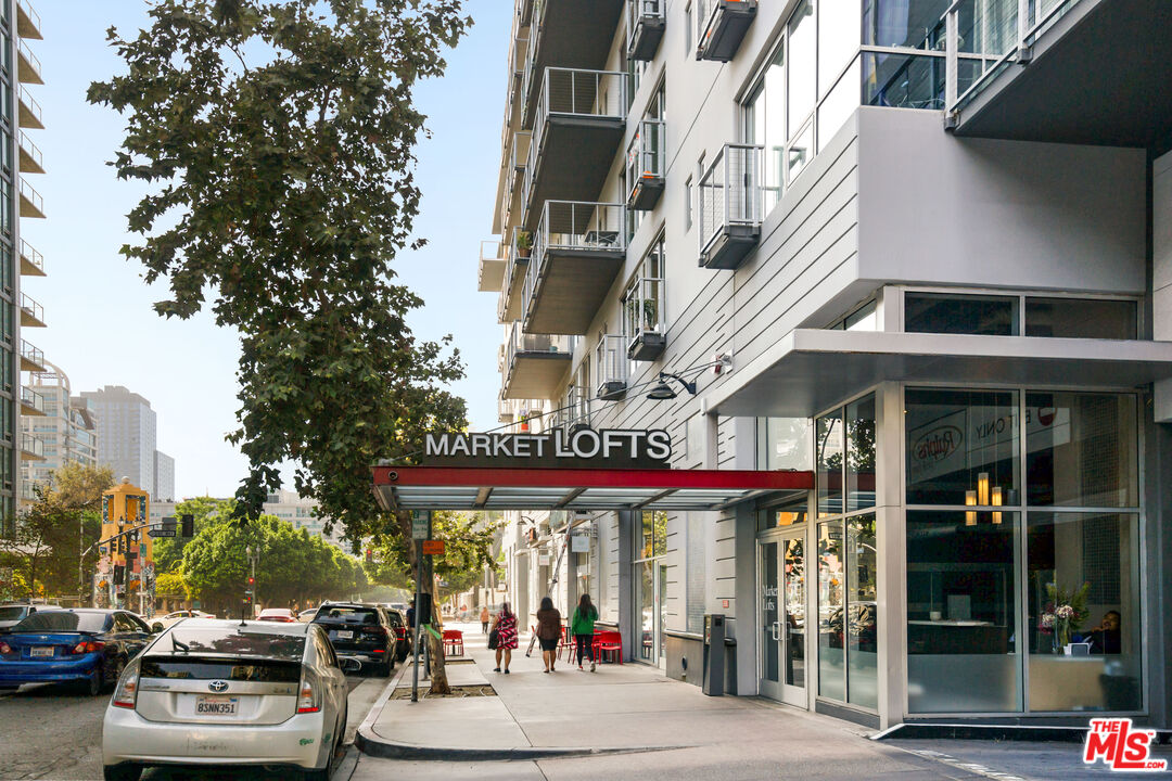 645 W 9th St Unit: 201