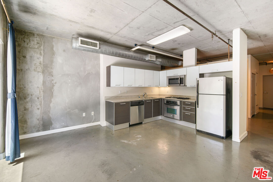 645 W 9th St Unit: 201