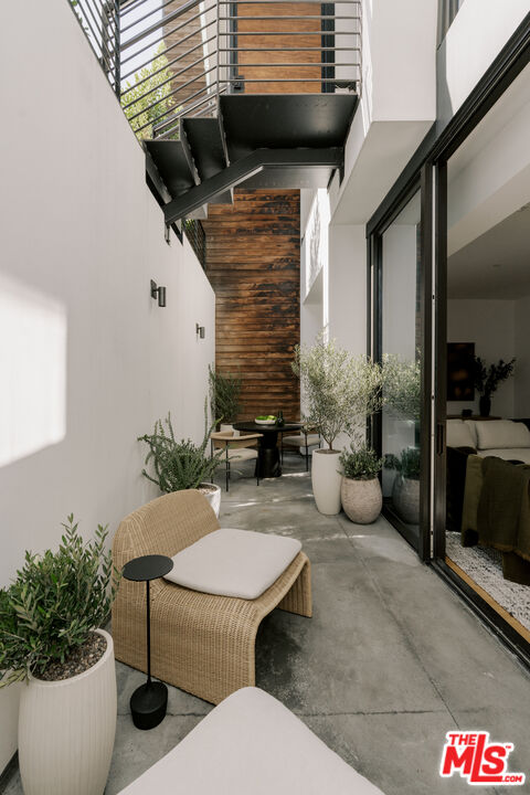 702 N Doheny Dr Unit: TH21