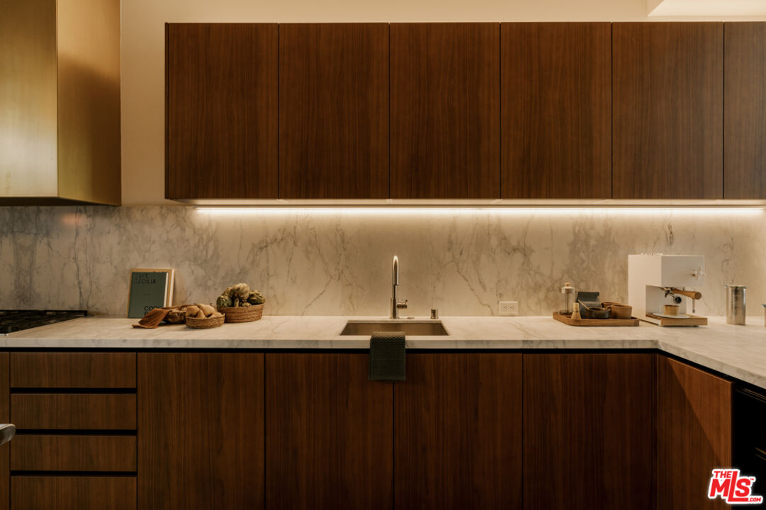 702 N Doheny Dr Unit: TH21