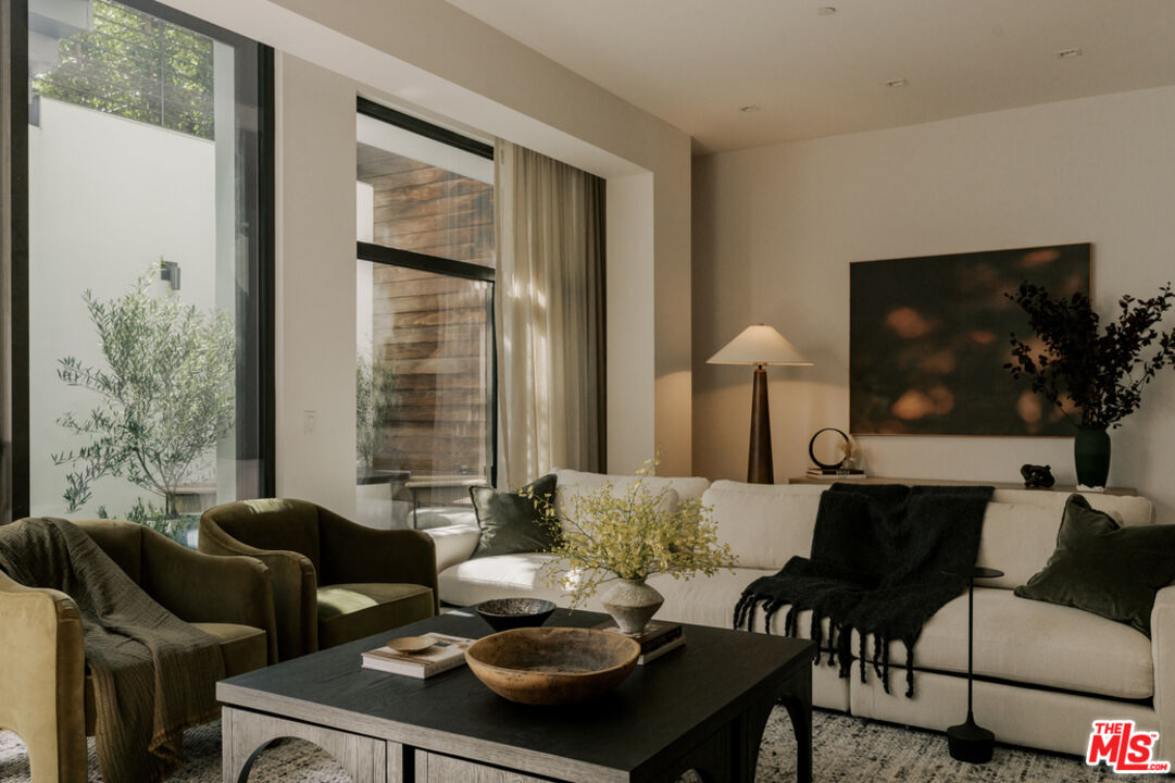 702 N Doheny Dr Unit: TH21