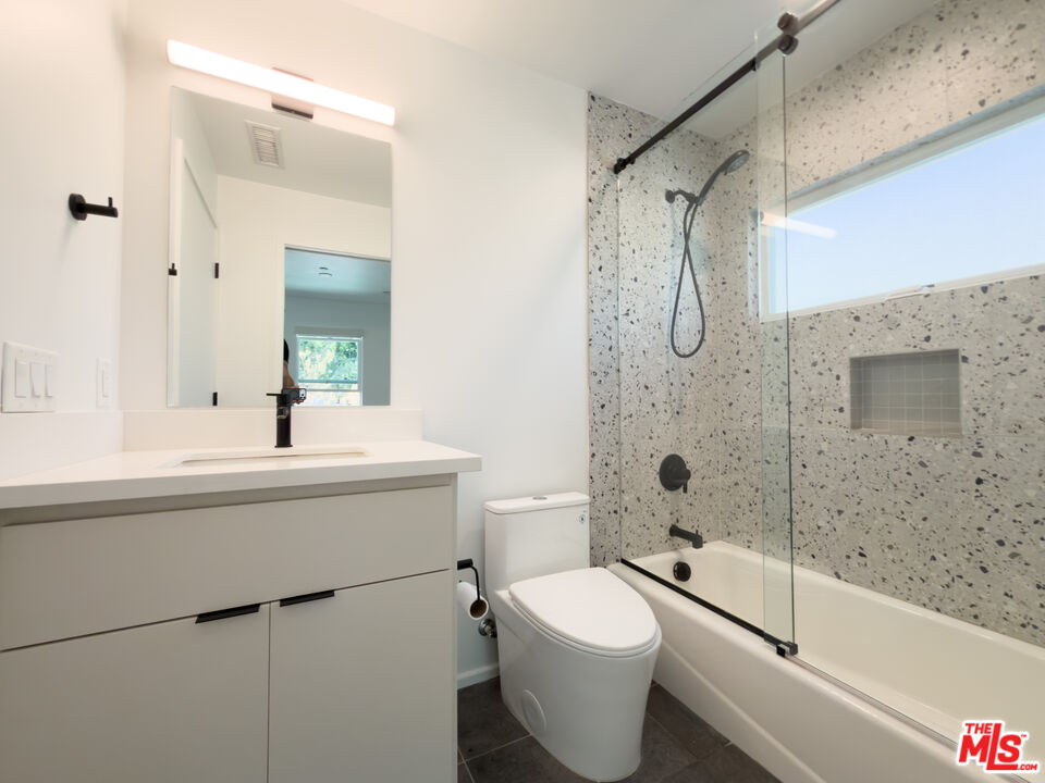 843 N La Fayette Park Pl