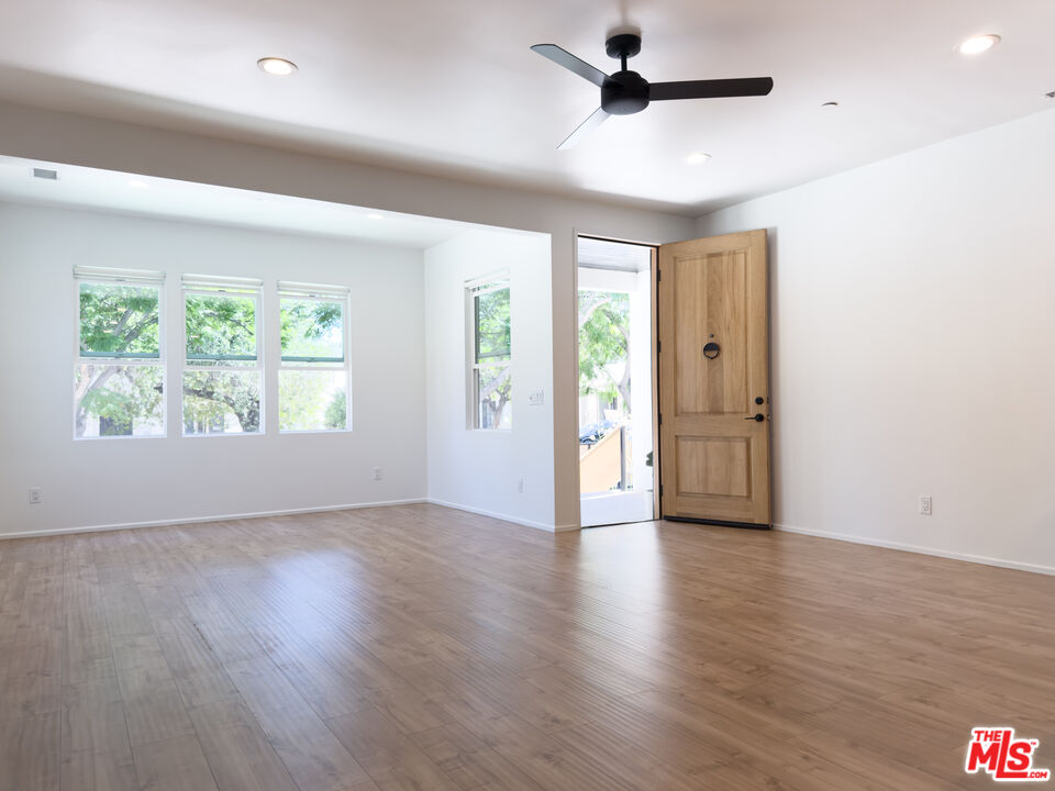 843 N La Fayette Park Pl