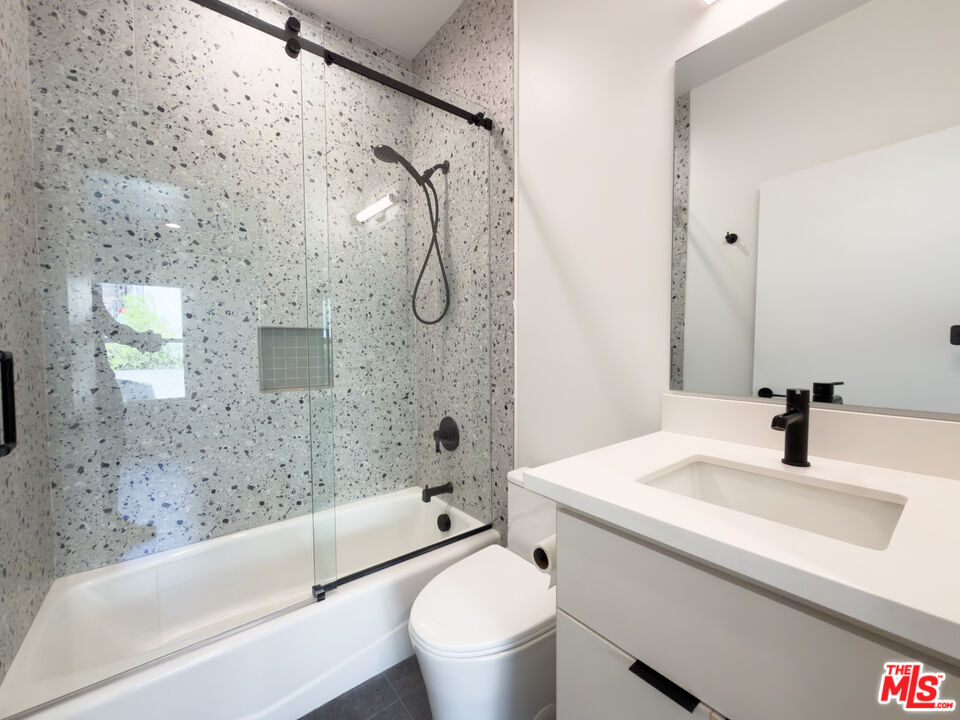 843 N La Fayette Park Pl