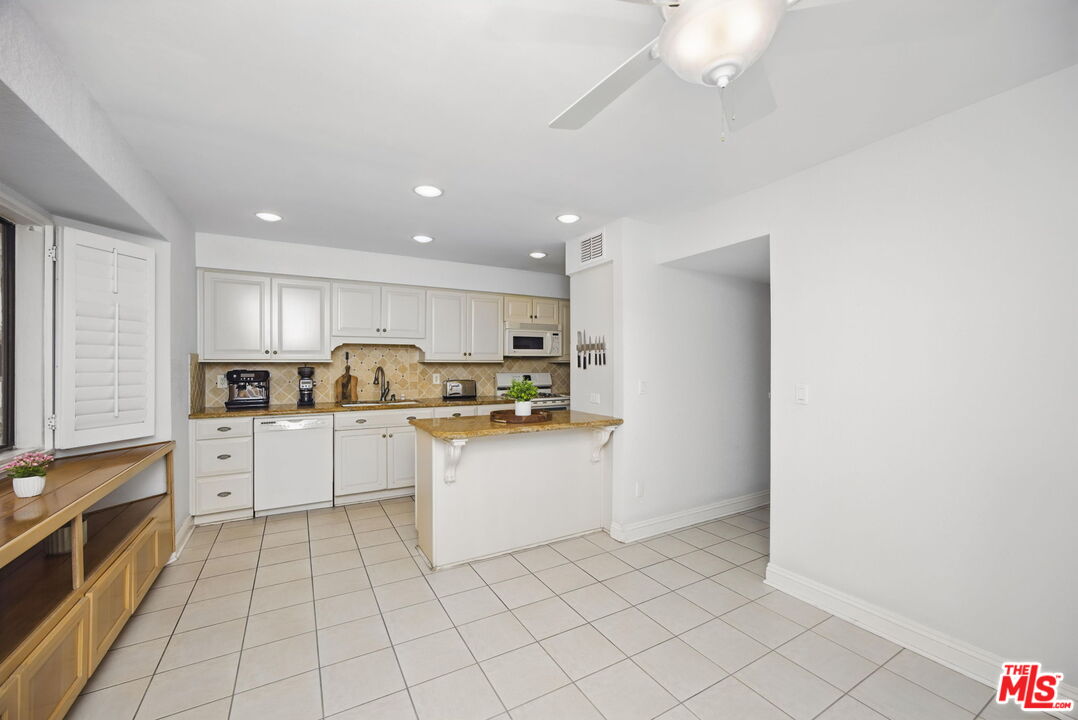 10229 Variel Ave Unit: 2