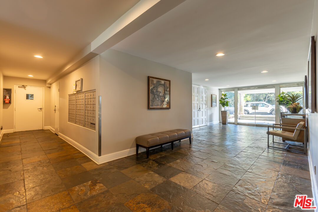 8535 W West Knoll Dr Unit: 109