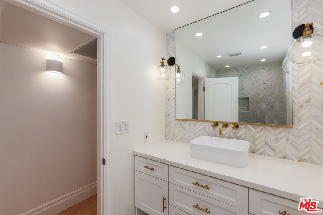 8535 W West Knoll Dr Unit: 109