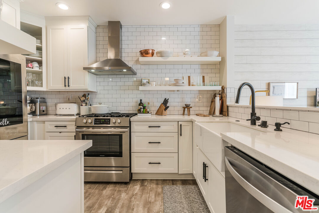 520 S Barrington Ave Unit: 117