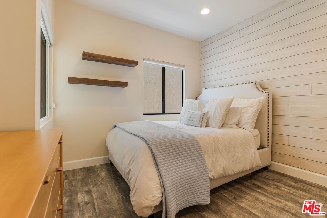 520 S Barrington Ave Unit: 117