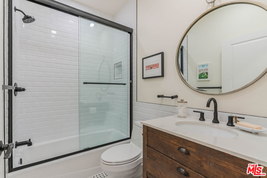 520 S Barrington Ave Unit: 117