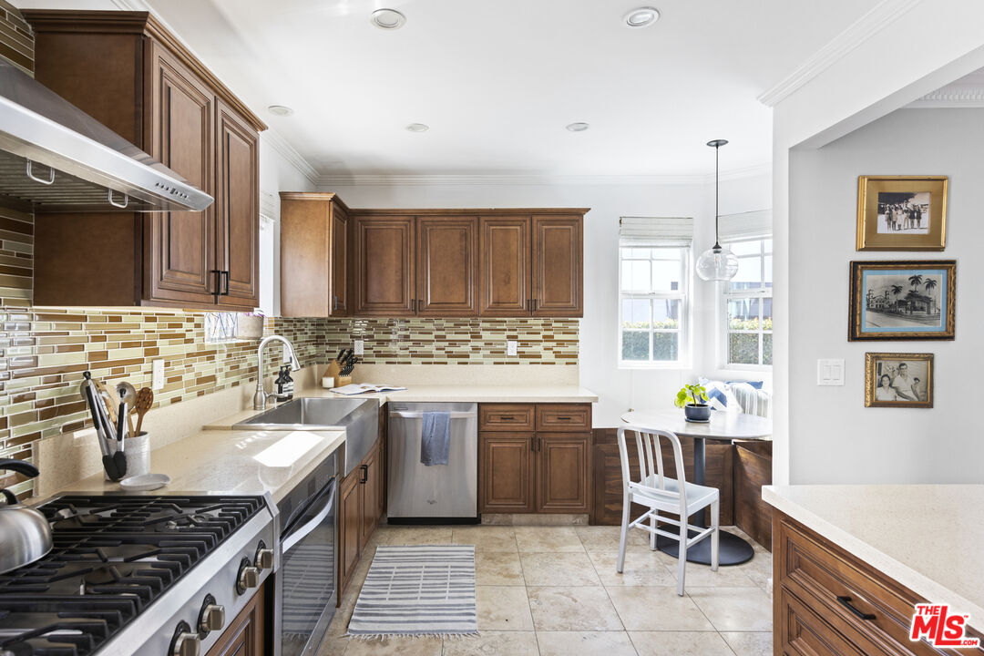 1772 S Orange Grove AVE