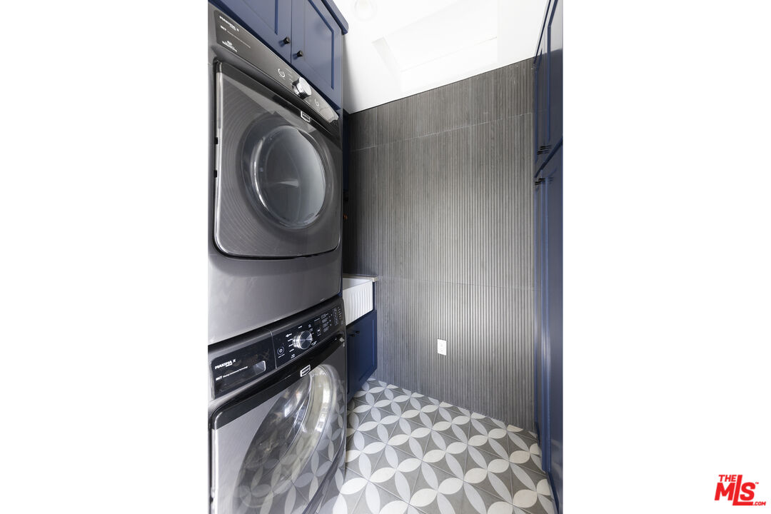 1772 S Orange Grove AVE