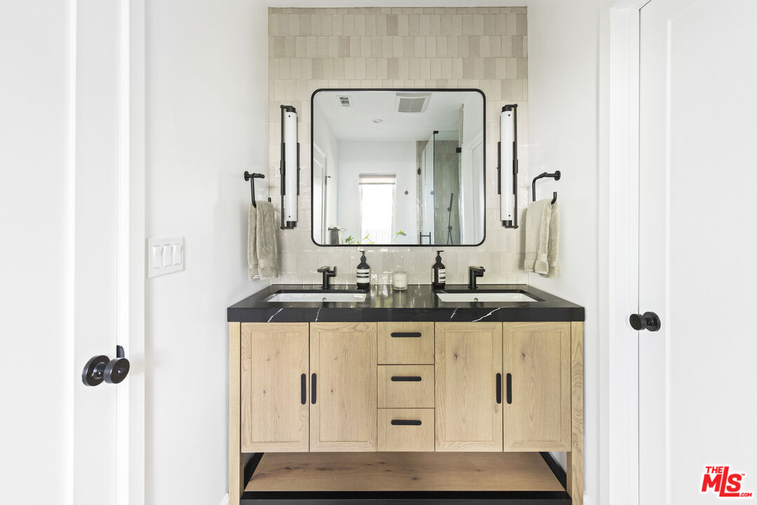 1772 S Orange Grove AVE