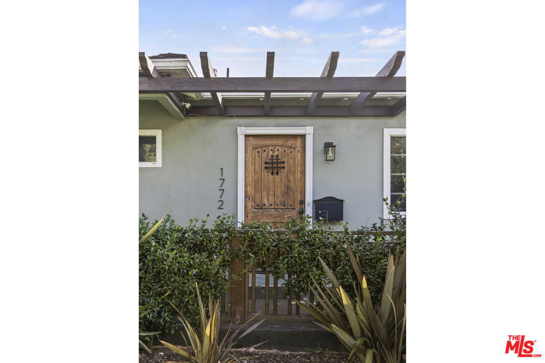 1772 S Orange Grove AVE