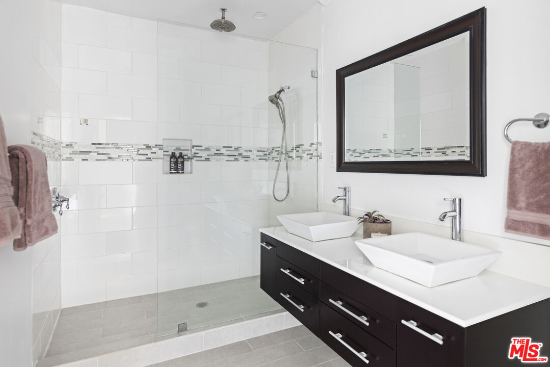 1772 S Orange Grove AVE