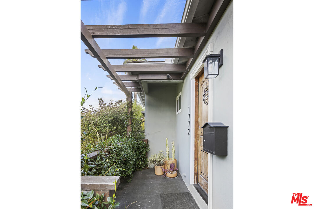 1772 S Orange Grove AVE