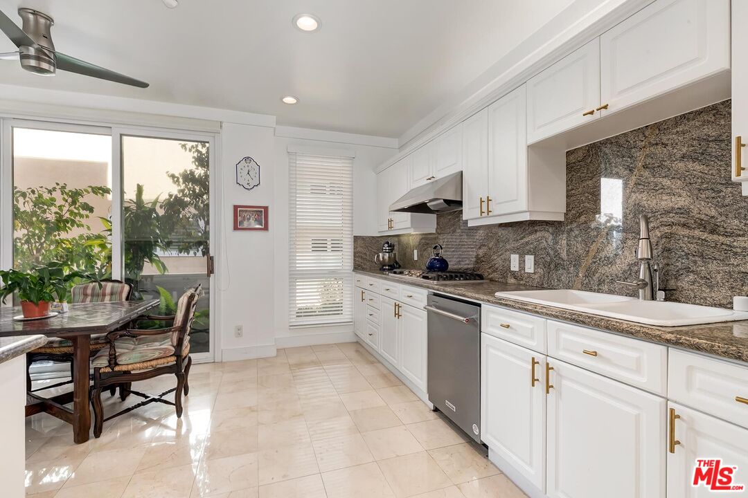 121 N Almont Dr Unit: 205