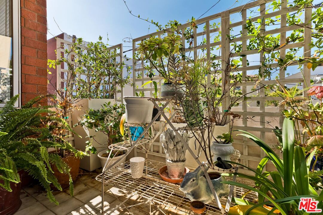 121 N Almont Dr Unit: 205