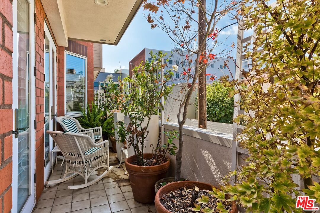 121 N Almont Dr Unit: 205