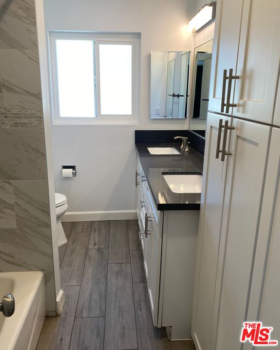 1049 Larch St Unit: 4